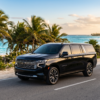 Raíces Latinas Travel - Chevrolet Suburban VIP lateral Vista lateral de Chevrolet Suburban con logo visible - Traslado VIP en la Riviera Maya con Raíces Latinas Travel