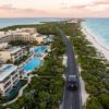 Raíces Latinas Travel - Suburban VIP panorámica en Riviera Maya Vista panorámica de Suburban de lujo en carretera de la Riviera Maya - Traslado VIP con Raíces Latinas Travel