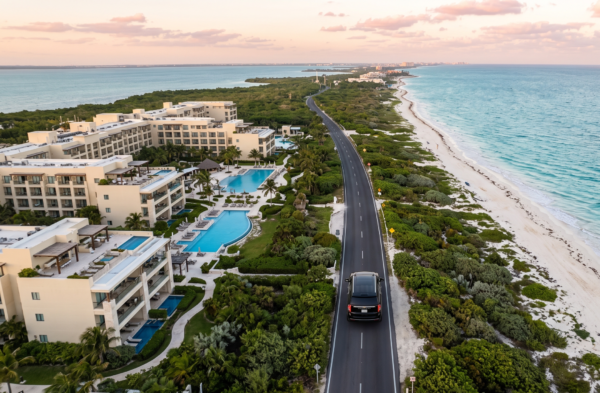 Raíces Latinas Travel - Suburban VIP panorámica en Riviera Maya Vista panorámica de Suburban de lujo en carretera de la Riviera Maya - Traslado VIP con Raíces Latinas Travel