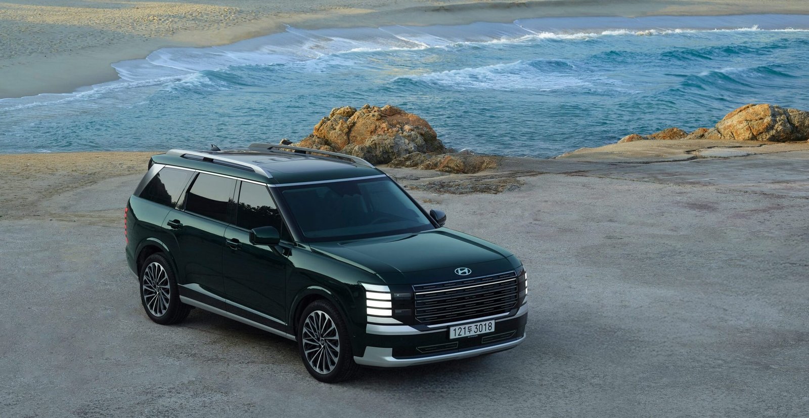 Traslado VIP en SUV de lujo color verde oscuro en la Riviera Maya - Raíces Latinas Travel
