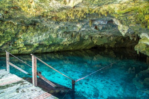 Cenote durante tour a Tulum en Riviera Maya Cenote durante tour a Tulum en Riviera Maya